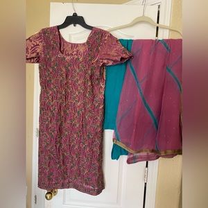 Punjabi suit.  Mom size… 2 shirt  1 bottom 1 dupata